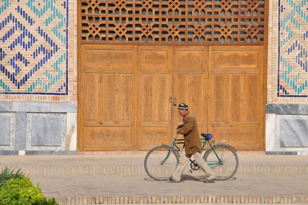 Viaje Uzbekistan-persona-en-bicicleta-shakrisabz