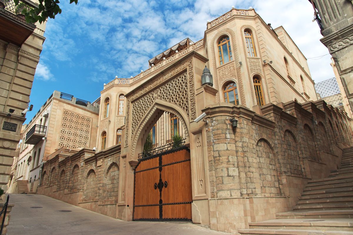 Viajar a Azerbaiyan-edificio-ciudad-baku-azerbaiyan