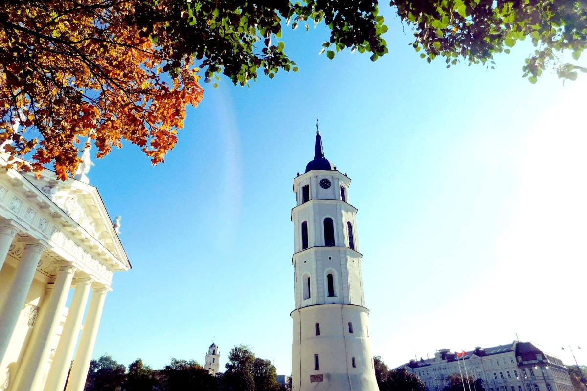 Viajar a capitales balticas-cathedral-square-vilnius-lithuania