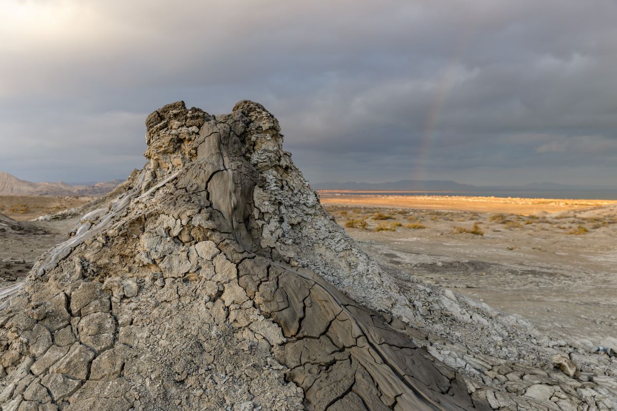 Viajar a Azerbaiyan-volcanes-barro-gobustan-cerca-baku