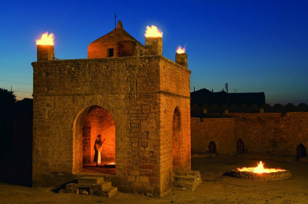 Viajar a Azerbaiyan-ateshgah_of_baku_burning-templo-del-fuego