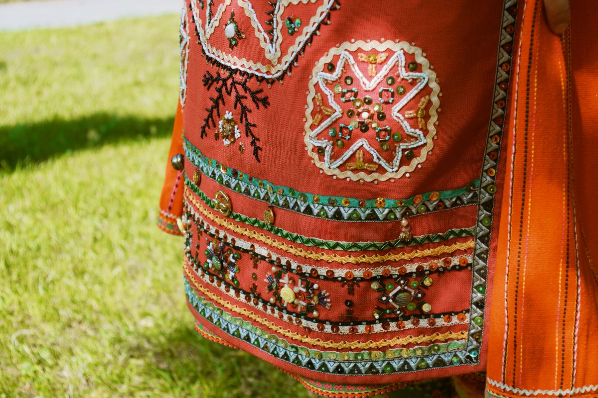 Viajar a capitales balticas-ethnographic-red-skirt