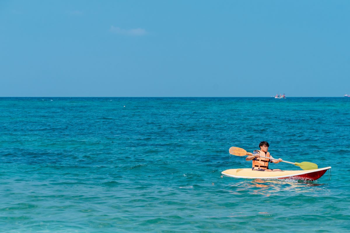 Viajar en familia-Azores-kayak-en-el-mar