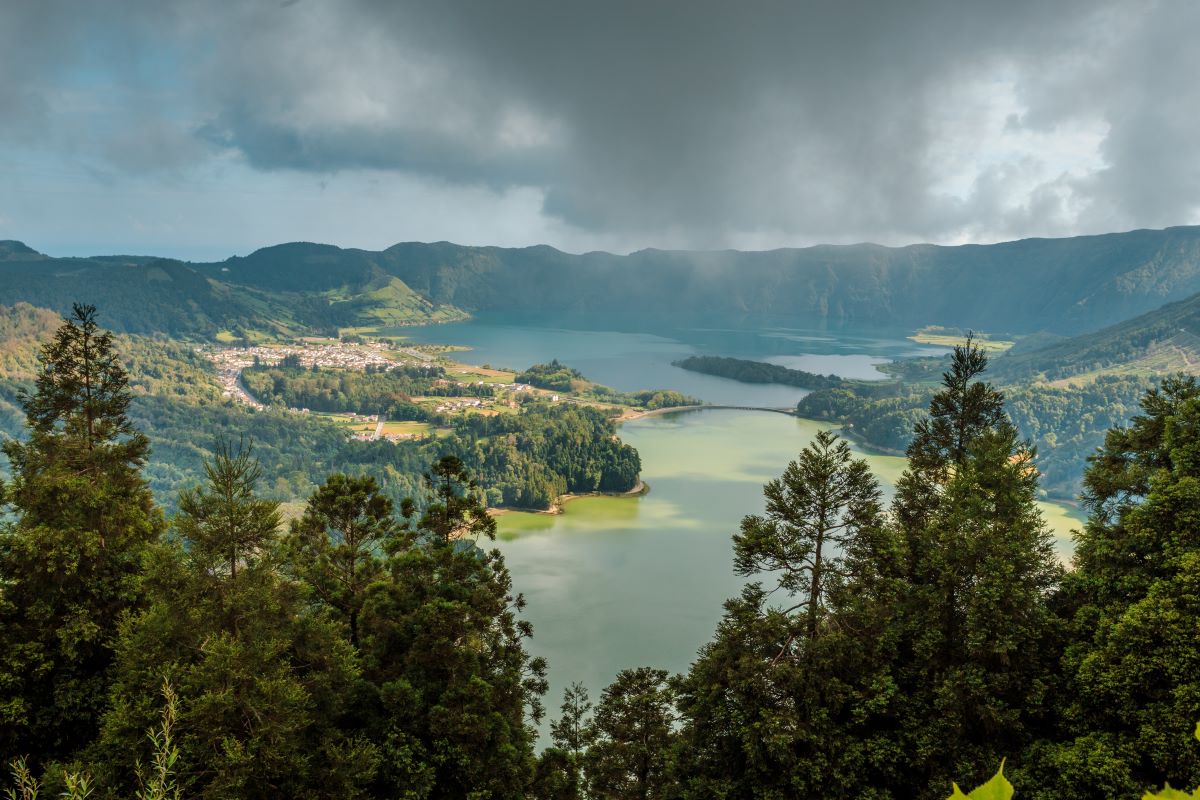 Viajar en familia-Azores-lago-colinas-san-miguel-azores