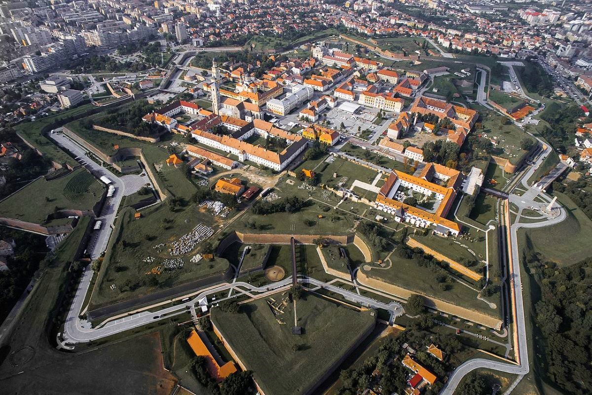 Viajar en familia-Transilvania-cetatea_alba_iulia_din_aer_toamna