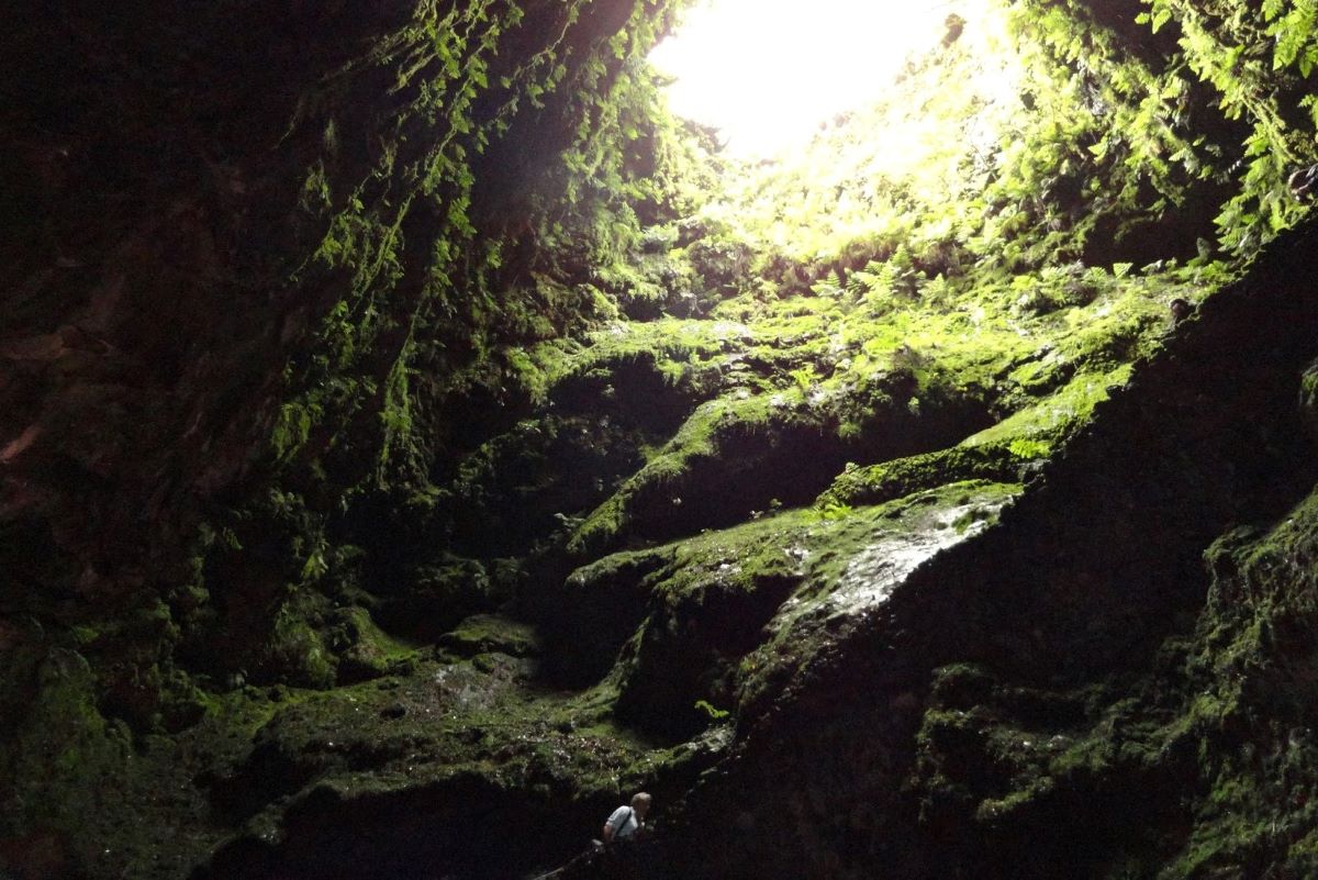 Viajar en familia-Azores-gruta-algar-do-carvao